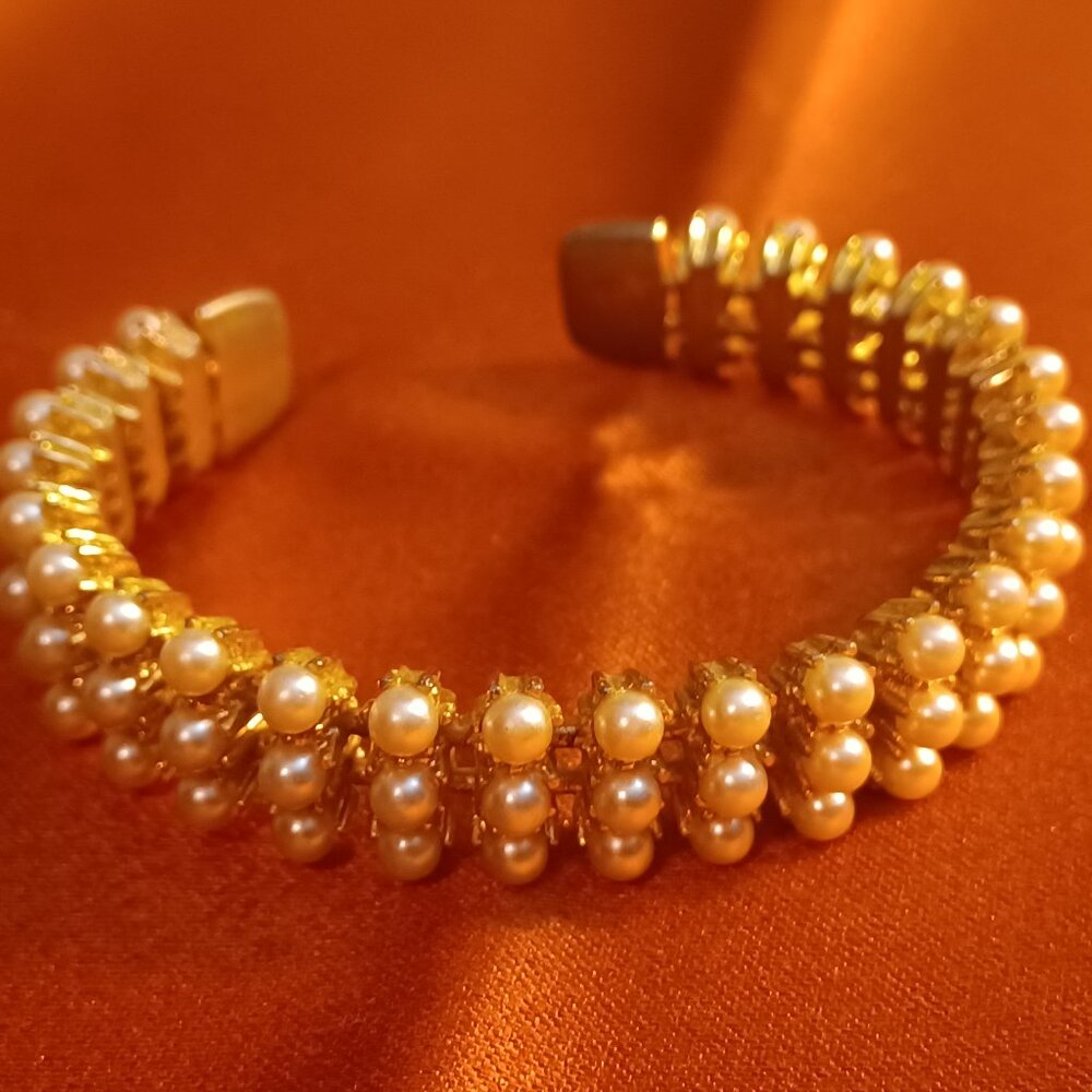 VTG Faux Pearl Cuff Bracelet Womens Gold-Toned Mid-Century Flexible Metal 1.8oz